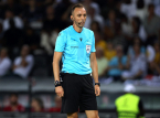 Bayern M&uuml;nchens administrerende direkt&oslash;r kritiserer manglende erfaring hos dommeren i kampen mellom Bayern og PSG