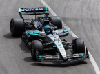 George Russell sikrer seg pole position i &Oslash;sterrike etter at Verstappen krasjet, og unng&aring;r straff for dobbelt gult flagg