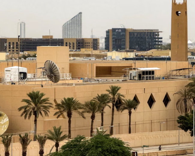 Konfliktens fjerde dag: Iranske droner treffer USAs ambassade i Riyadh, Israel sender tropper inn i Libanon