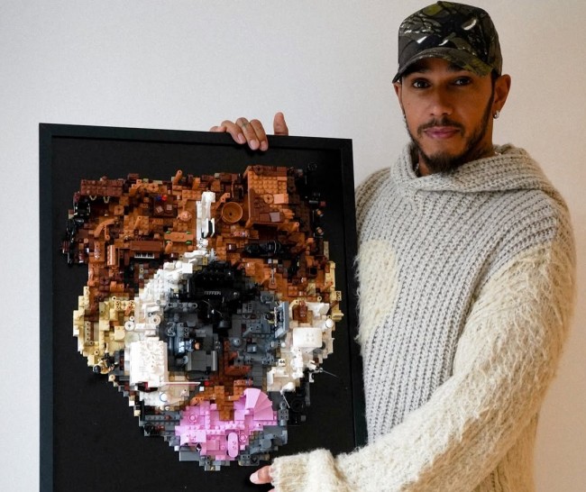 Lewis Hamilton rørt av et vakkert LEGO-protrett av Roscoe laget av to fans