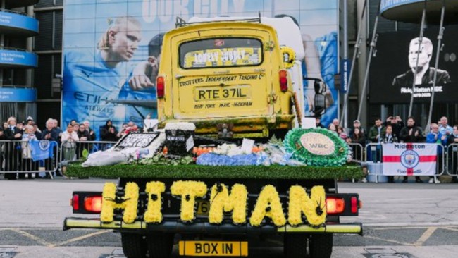 Tusenvis av mennesker samles i Manchesters gater for å ta et siste farvel med Ricky Hatton