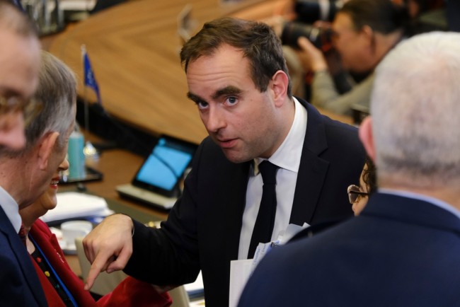 Macron gjenutnevner Lecornu som statsminister