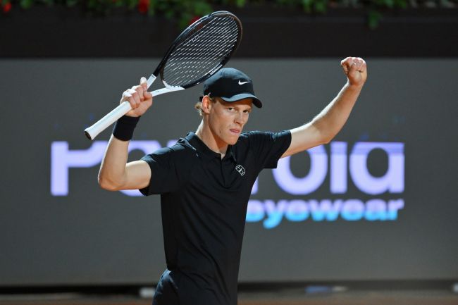 Jannik Sinner vinner årets tredje tittel mot Learner Tien i Beijing