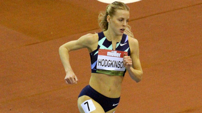 Keely Hodgkinson løp raskest i første runde av 800-meteren i Birmingham og satser på sin tredje EM-tittel på rad