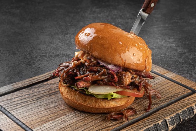 BBQ-elskere slår Guinness verdensrekord for flest pulled pork-smørbrød servert på 8 timer