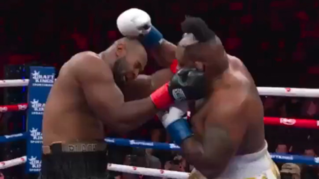 Bokseren Jarrell Miller mister bokstavelig talt håret etter å ha fått et slag og kaster det til publikum