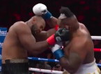 Bokseren Jarrell Miller mister bokstavelig talt h&aring;ret etter &aring; ha f&aring;tt et slag og kaster det til publikum