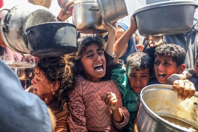 Israel gjenopptar offensiven på Gaza samtidig som begrenset adgang for nødhjelp begynner