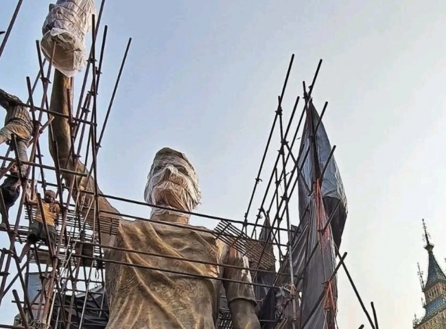 Leo Messi besøker India i forbindelse med en "GOAT Tour", der en 21 meter høy statue skal avdukes