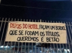"Etter hotellet, bygg et bordell. Drit i titler, det vi vil ha er betong", hevder sinte Benfica-fans