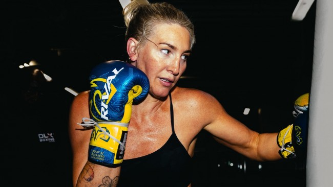 Amerikanske Mikaela Mayer blir ny verdensmester i superweltervekt etter seier over Mary Spencer