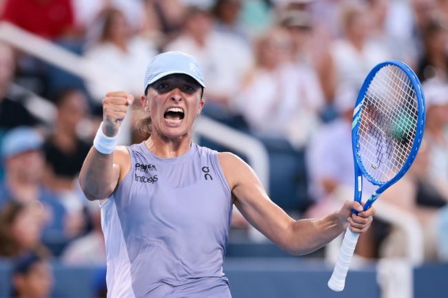 Iga Świątek beviser at hun kan vinne på alle underlag da hun tar seieren i Cincinnati mot Paolini