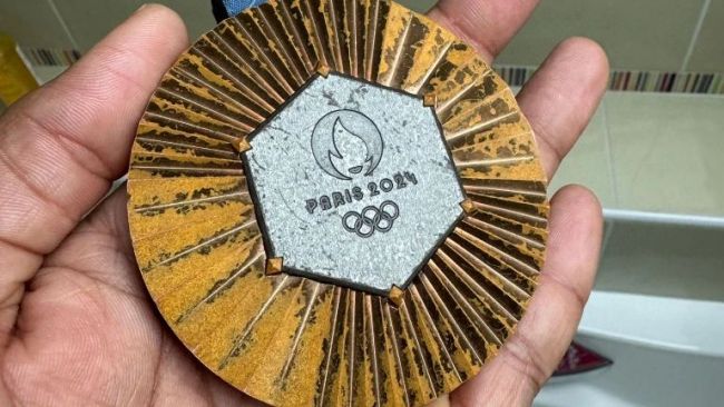 En annen medaljevinner fra Paris 2024 viser hvor ødelagt bronsemedaljen hans er: "Skandaløst? Ja, det er det. Overraskende? Ikke i det hele tatt"