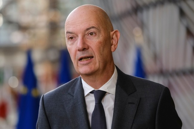 Macron gjenutnevner Lescure som finansminister