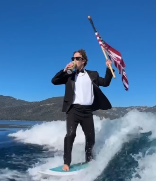 Mark Zuckerberg klarer å få seg selv til å se menneskelig ut i ny 4. juli-video