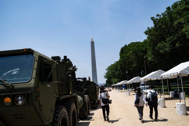 Trump fryser utbetalingene til forsvarsindustrien for å tvinge frem raskere våpenproduksjon