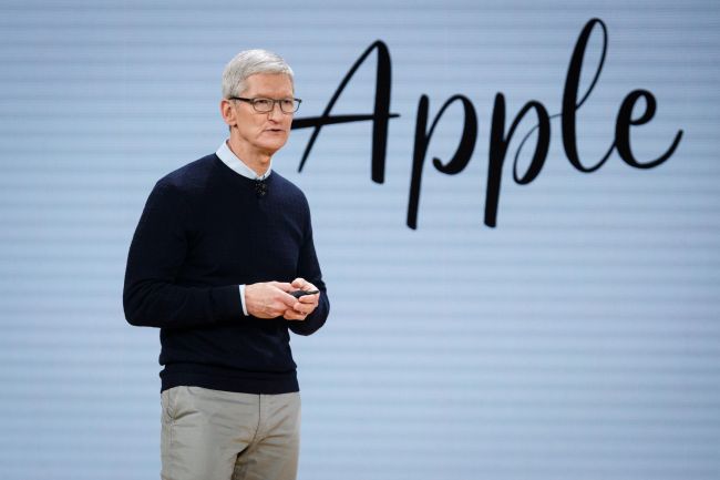 Tim Cook går av som administrerende direktør for Apple etter 15 år ved roret