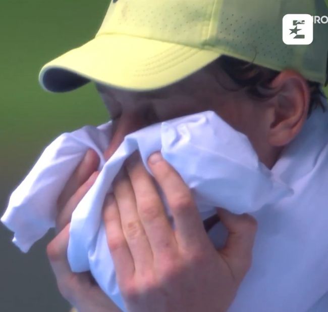 Et av de mest urovekkende bildene fra Australian Open: Sinner skjelver ukontrollert midt i kampen