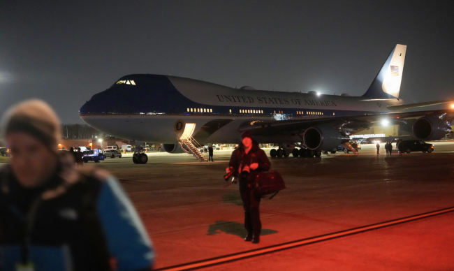 Alt du trenger å vite om Trumps Air Force One-forsinkelse og transatlantiske flybytte