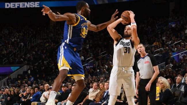 Warriors og Mavericks skriver NBA-historie med en rekord på 48 trepoengere