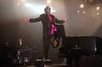 media/90/eltonjohndemands_4479033t.jpg