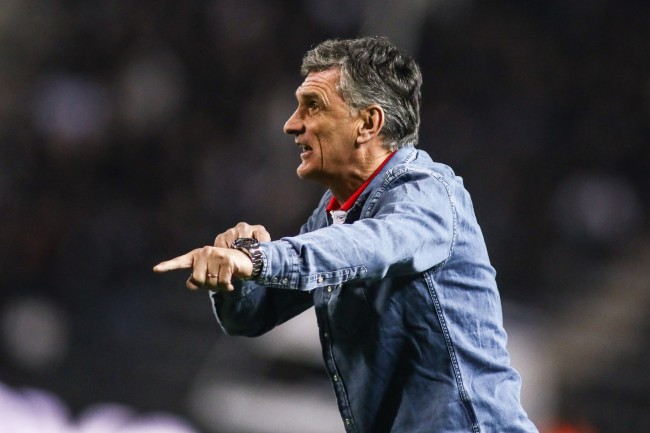 Olympiakos' manager klager på dommeren i kampen mot Barça: "Så snart vi kom inn i kampen, tok de oss ut"