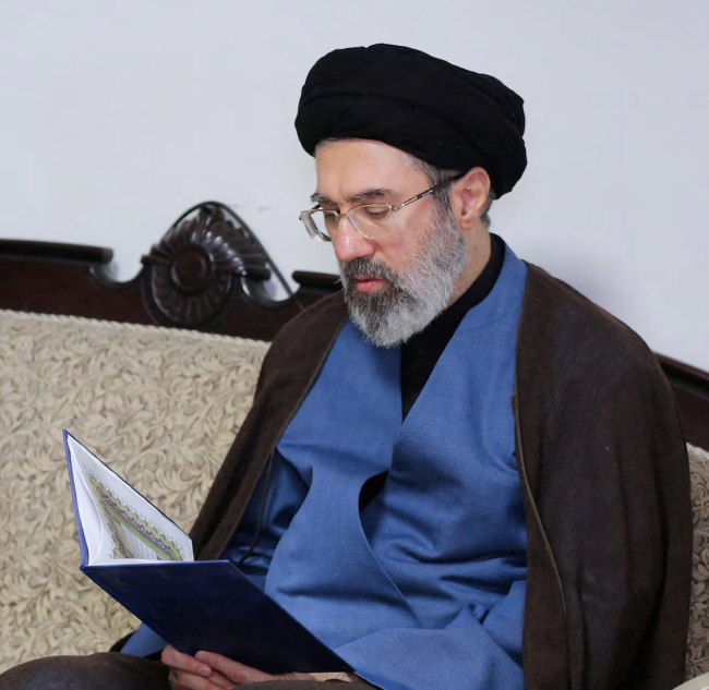 Iran nærmer seg avgjørelsen om øverste leder midt i en tilspisset konflikt