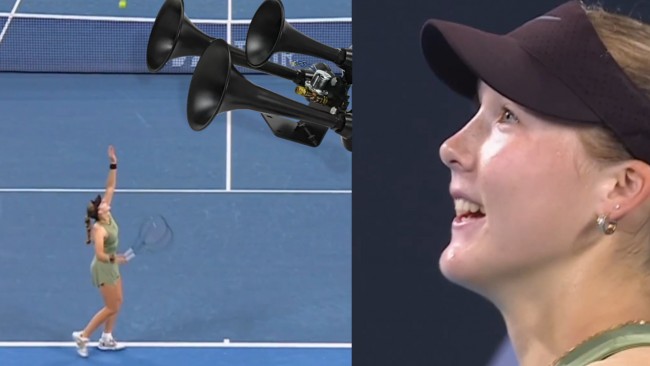 Et toghorn avbryter kampen mellom Andreeva og Kostyuk i Brisbane, og hele stadion jubler