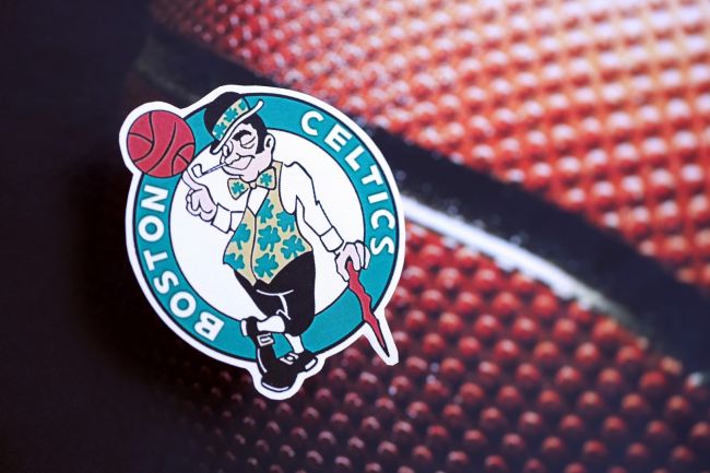 De regjerende mesterne Boston Celtics henger i en tynn tråd i NBA-semifinalen