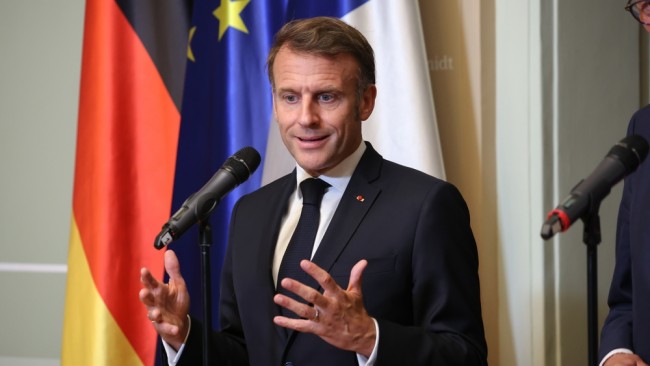 Macron står overfor politisk uro, men nekter å gå av