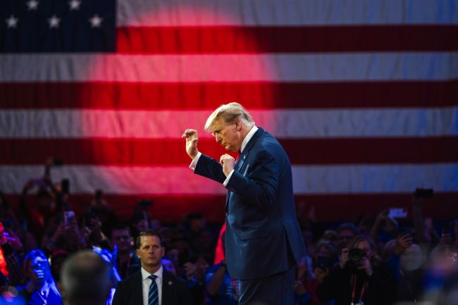 Trump beordrer atomubåter flyttet nærmere Russland