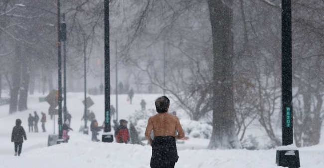 Mer enn 5000 flyvninger innstilt etter rekordstort snøfall på USAs østkyst