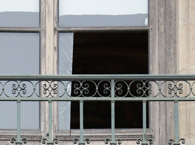 Fire til pågrepet i Louvre-kuppet, men de stjålne smykkene er fortsatt savnet