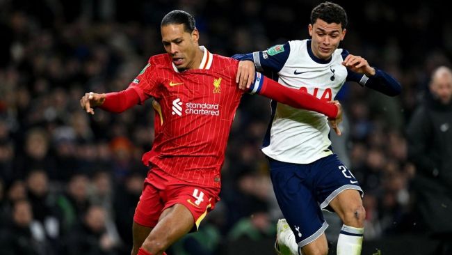 Liverpool og Arsenal leder Premier League, men begge tapte i den første semifinalen i Carabao Cup