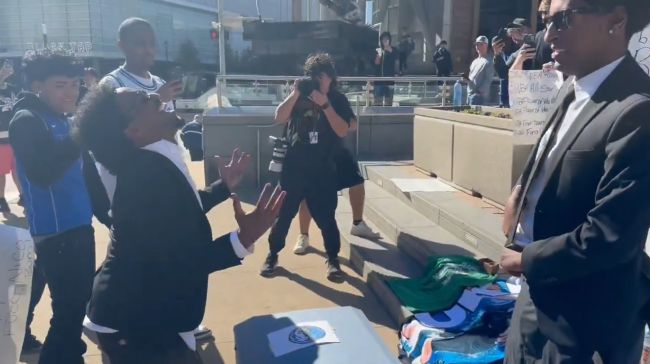 Dallas Mavericks-fansen tok med seg en kiste til stadion for å protestere mot Luka Dončić-handelen