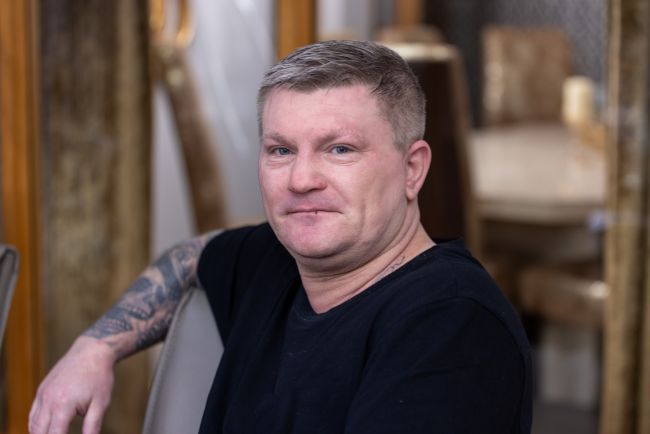 Tusenvis av mennesker samles i Manchesters gater for å ta et siste farvel med Ricky Hatton