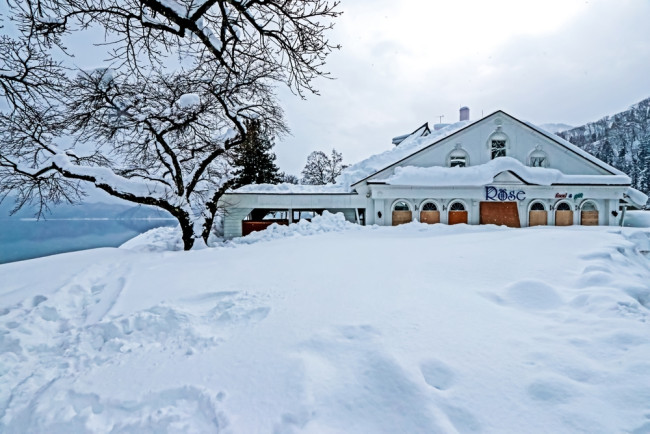 Minst 30 mennesker er døde og rundt 200 er skadet etter flere uker med kraftig snøfall i Japan