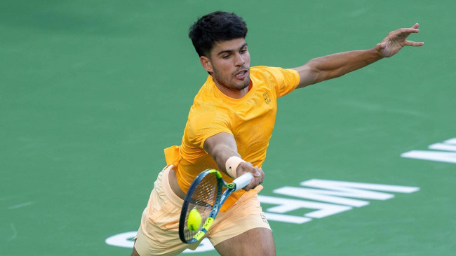 Carlos Alcaraz ber om medisinsk timeout, men vinner i Barcelona Open-debuten